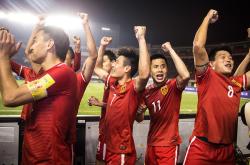 关于国内足球联赛备战火热，球队状态亢奋的信息